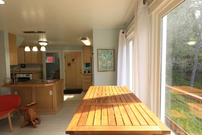 Building Photo - Artsy Studio in Westhaven with Attic Bedroom