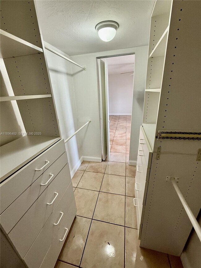 Building Photo - 6545 Indian Creek Dr