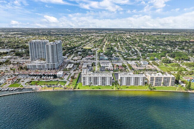 Building Photo - 301 Lake Shore Dr