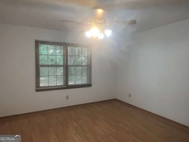 Building Photo - 551 Racetrack Rd