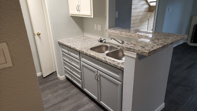 Building Photo - 11201 Lynbrook Dr