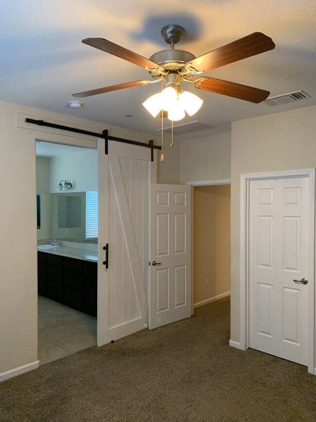 Building Photo - 3 Bedroom 2 Bath