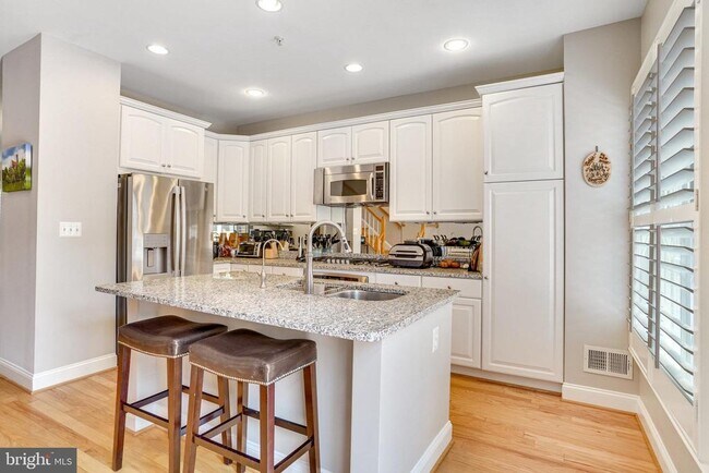 Building Photo - 906 Slaters Ln