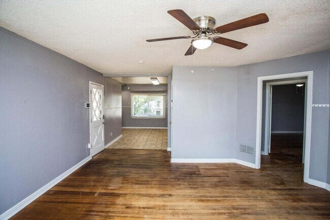 Building Photo - Charming 2/1 with Large Backyard!