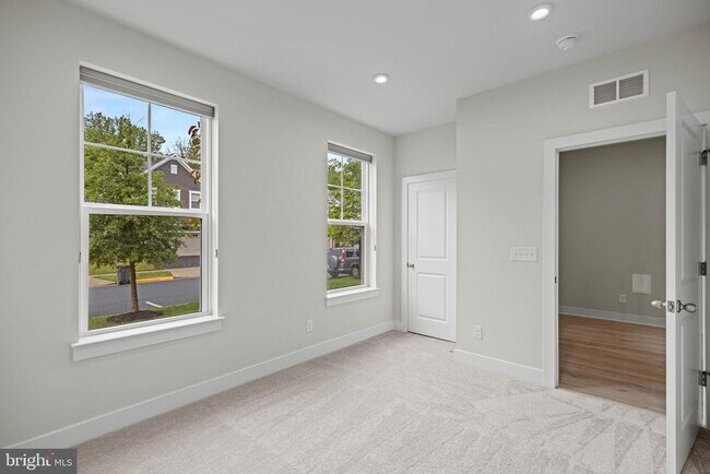 Building Photo - 1548 Meadowlark Glen Rd