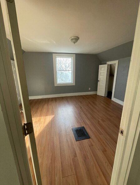 Building Photo - 208 Buckingham St