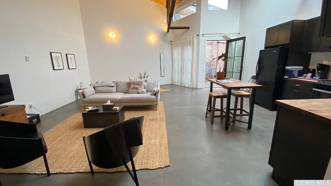 Building Photo - 747 1/2 Columbia St