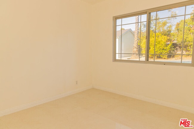 Building Photo - 5604 Valley Circle Blvd