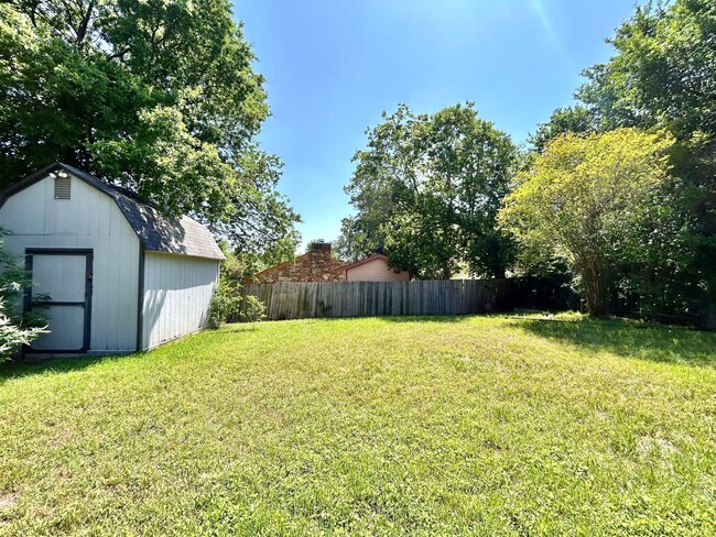 Building Photo - Nice & Cozy 2/BR 1/BA Home with Fenced Yar...