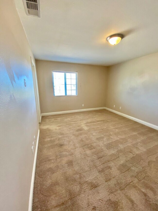 Building Photo - 5553 Baileya Ave