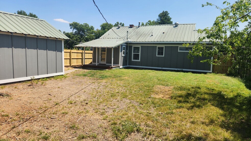 Building Photo - 1317 S Osage Ave