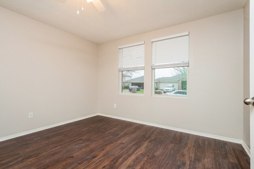 Building Photo - 1901 Lariat Dr