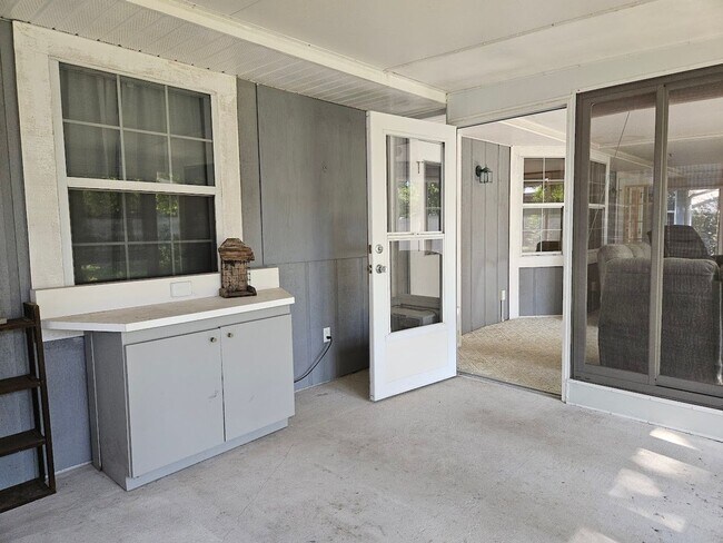 Building Photo - Charming 2 Bed, 2 Bath Home for Rent in Spring Hill (34609) – Spacious, Bright, and Perfectly Loc...