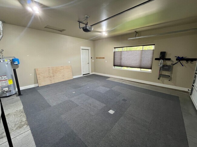 Building Photo - Spacious 3-Bed, 2.5 Bath Home with Community Pool in NE Bend