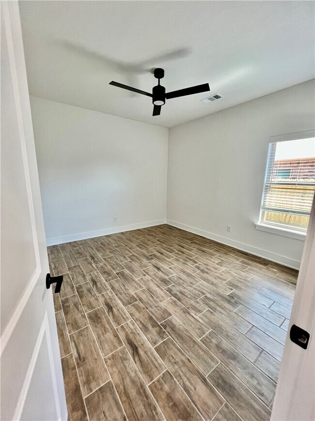 Building Photo - 146 N Banner Ave