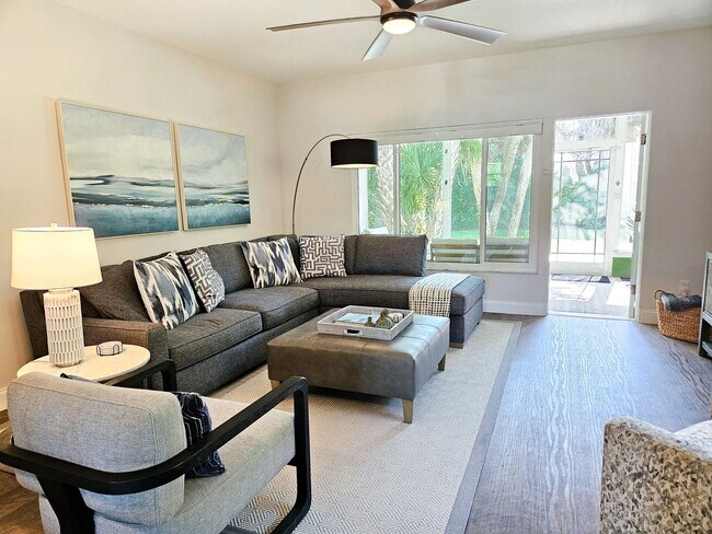 Building Photo - Seasonal Short-Term Venice Island Townhouse Steps from Venice Beach!