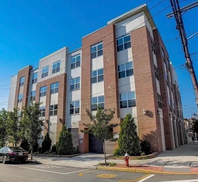 Building Photo - 1901 Summit Ave