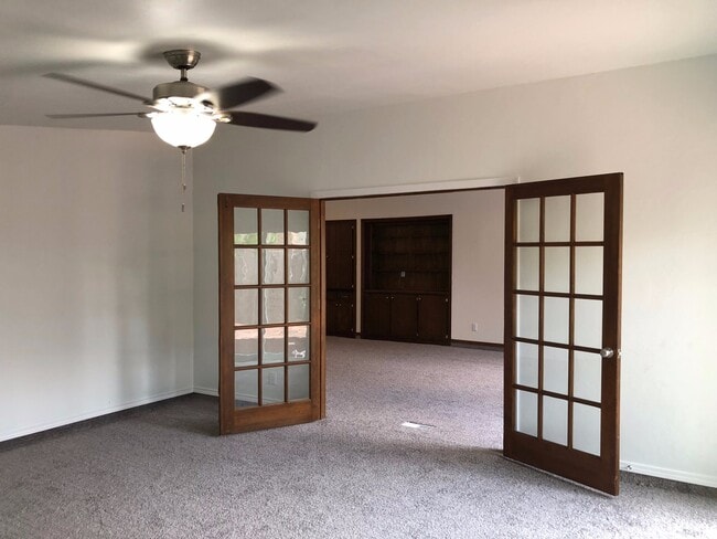 Building Photo - Large 3-Bedroom with Vaulted Ceilings
