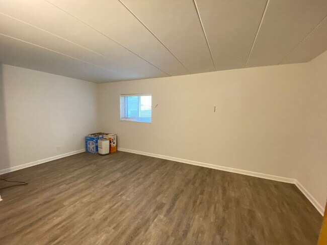 Building Photo - 153 E 12th Ave