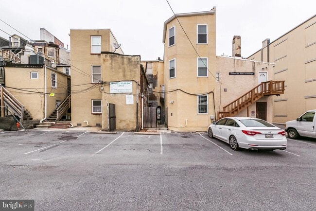 Building Photo - 910 S Charles St