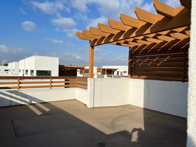 Building Photo - Exclusive Executive Condo in the Heart of ...