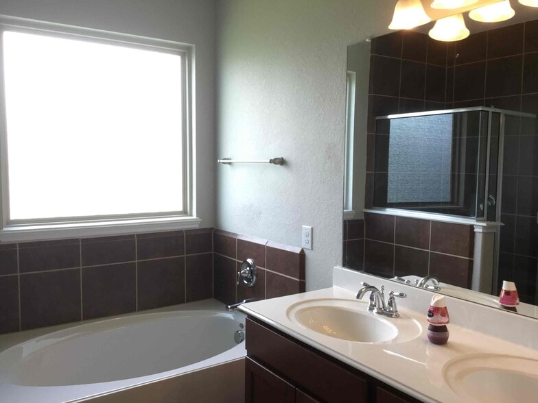 Building Photo - 139 Piney Pathway