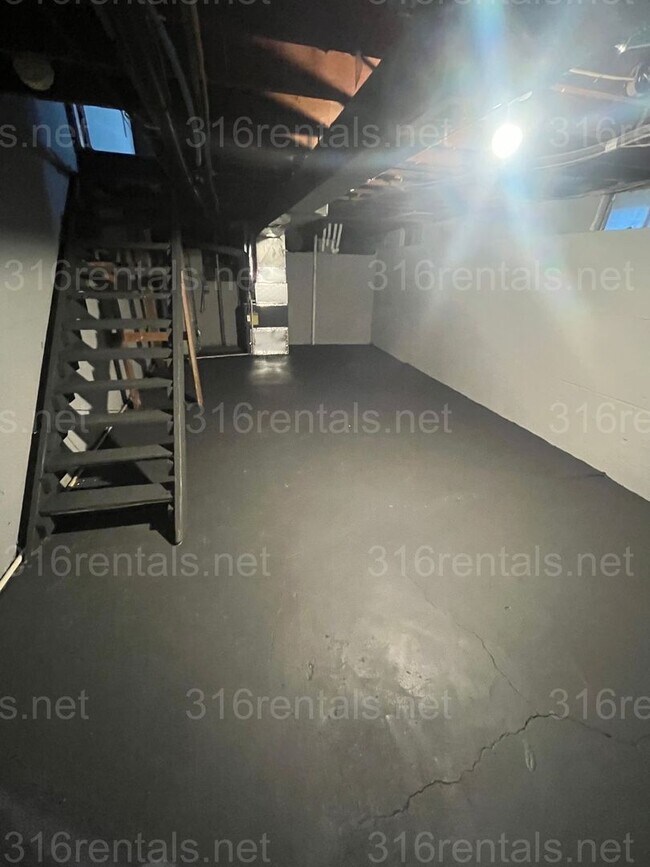 Building Photo - $795 - 2 bed 1 bath - Duplex