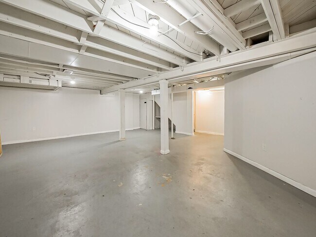 Building Photo - 477 Moore St