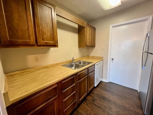 Building Photo - **MOVE IN SPECIAL!** MUST SEE! Spacious 2 ...