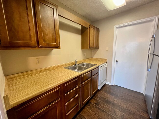 Building Photo - **MOVE IN SPECIAL!** MUST SEE! Spacious 2 Bedroom 2 Bath Unit!