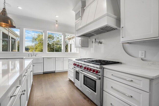 Building Photo - 3311 Skyline Dr