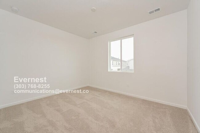 Building Photo - Spacious and Stylish Townhome with Prime L...
