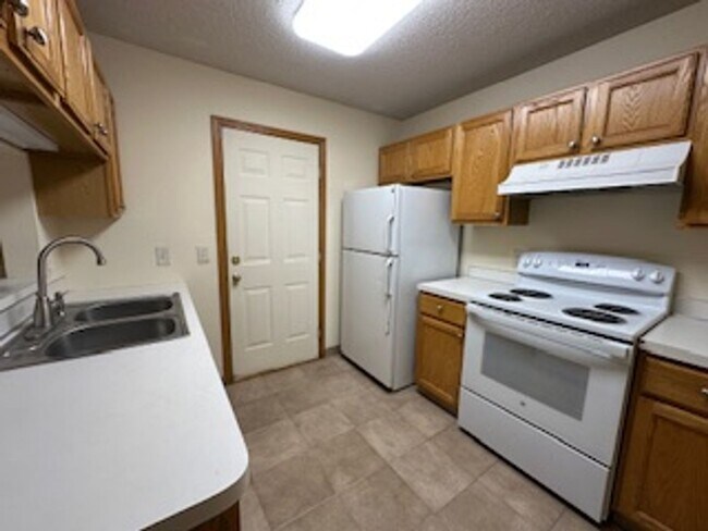 Building Photo - 2 Bed | 1.5 Bath Townhome with Attached Garage- Apple Valley -Available NOW
