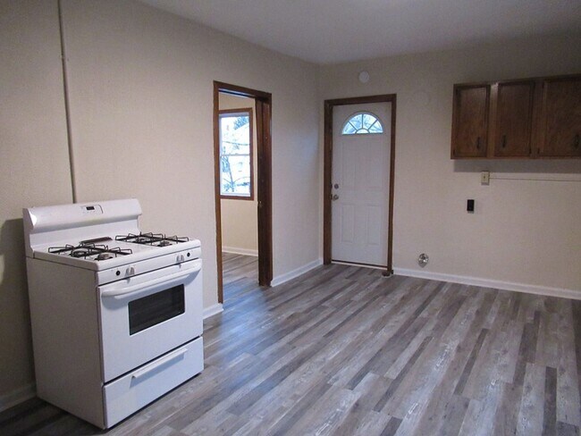 Building Photo - 3 br, 1 bath House - 551 East 12th