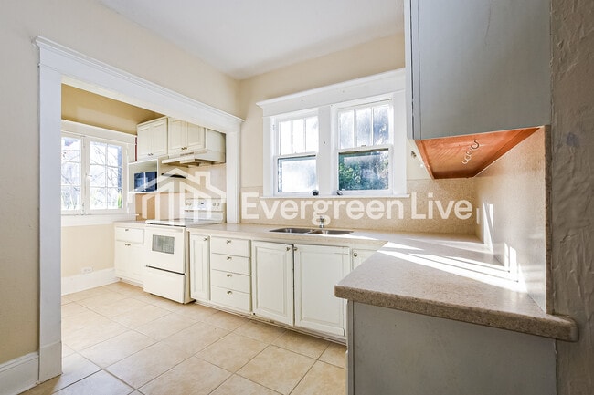 Building Photo - 626 E Washington Ave