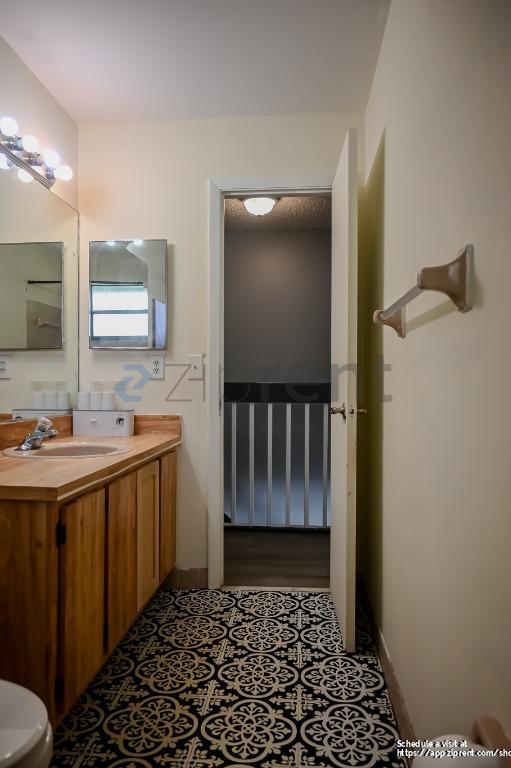 Building Photo - 9761 Riverside Dr