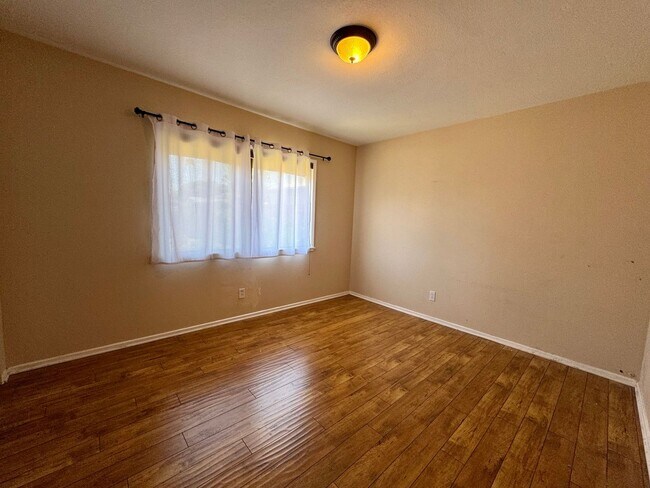 Building Photo - Excellent Location! 4Bed 2Bath Wood Floori...