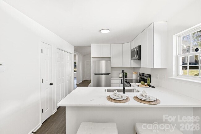 Building Photo - 913 Tennyson Dr