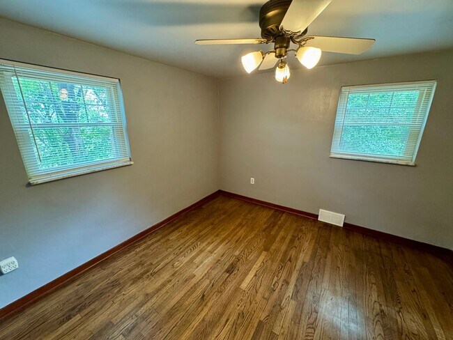 Building Photo - Charming 2-Bed 1-Bath Home in Avalon!