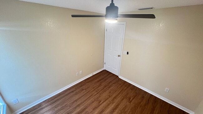 Building Photo - Bright & Spacious 3/2 Home with Huge Yard + Screened Patio — Lawn Care Included!