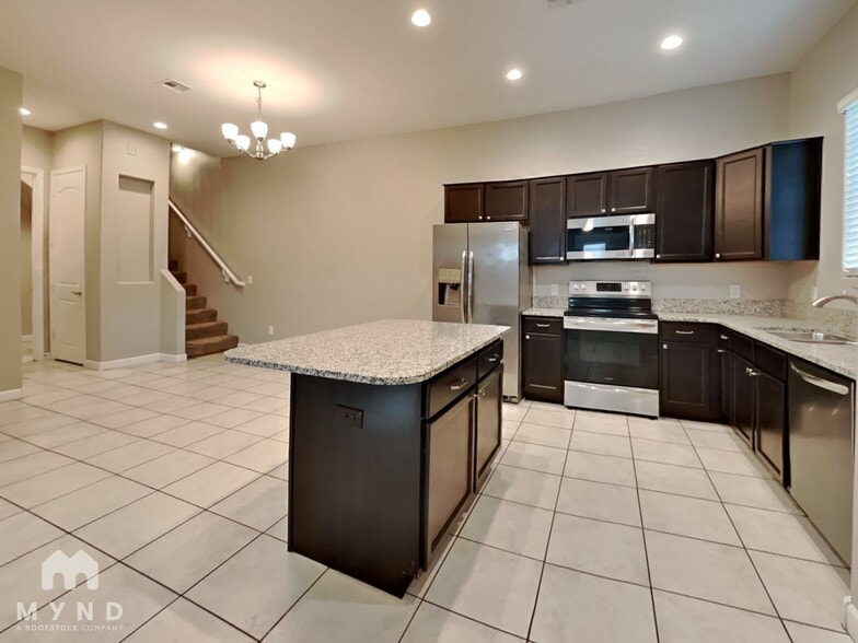 Building Photo - 1367 S Country Club Dr