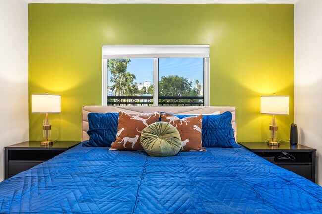 Building Photo - 1400 N Orange Dr