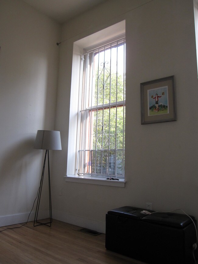 2BR bilevel apartment in historic brownstone 2215 Green St