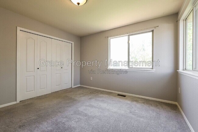 Building Photo - 1144 E 12th Ct