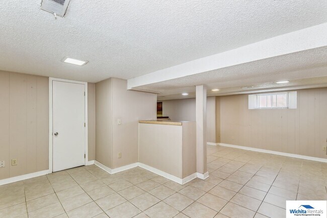 Building Photo - 2 bedroom 2 bath home