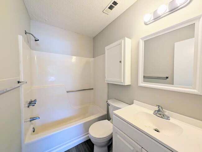 Building Photo - 1917 Tischer Rd