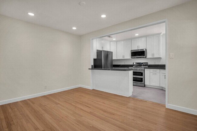 Building Photo - Stunning remodeled home in Silverlake!!