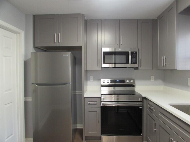 Building Photo - 1716 Twin Brooks Dr SE