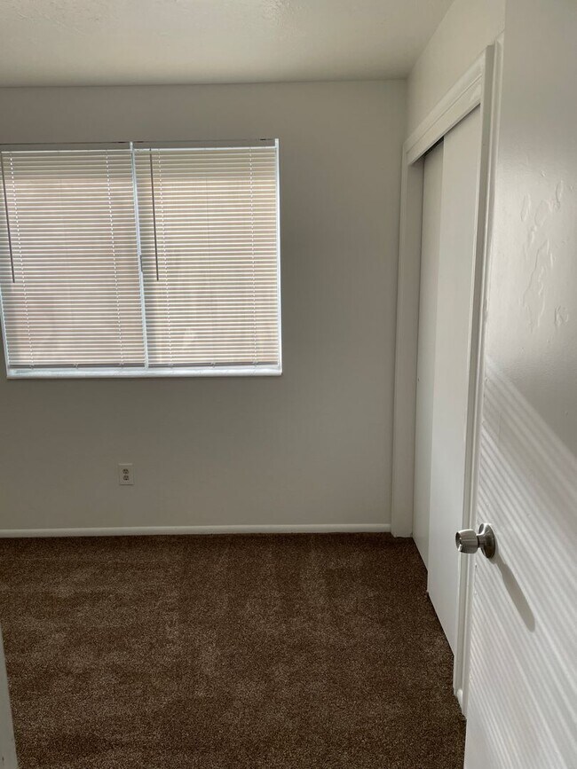 Building Photo - 3-Bedroom 1.5 Bath Twin-Home