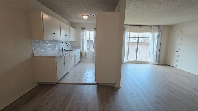 Building Photo - 526 S St Andrews Pl